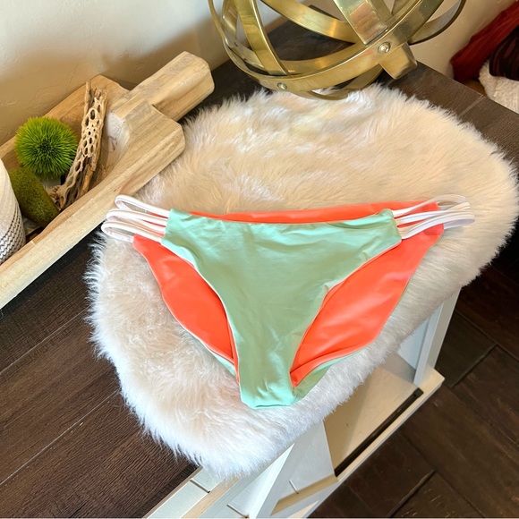 L*Space Bikini Bottom in coral teal reversible size Medium - Picture 2 of 4
